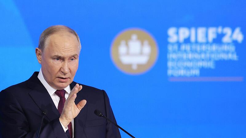 Beim Wirtschaftsforum in Petersburg gibt Putin den guten Nuklear-Sheriff