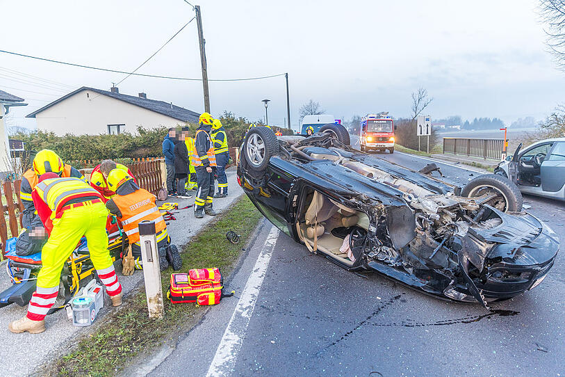 Auto überschlug sich in Akoven