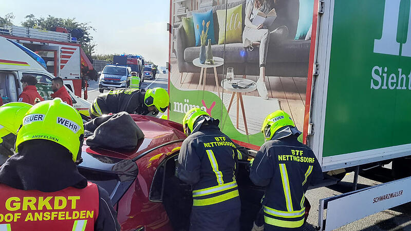 Pkw prallte in Haid ungebremst gegen Lkw - Zwei Schwerverletzte