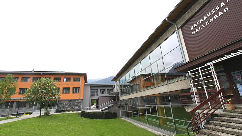 Rohrbruch im Hallenbad Ebensee