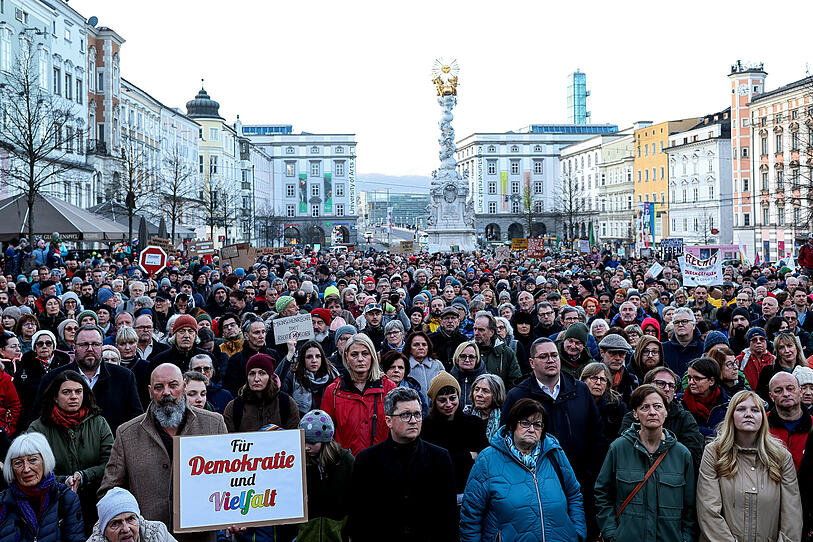 Kundgebungen und Lichtermeer: 4000 Menschen am Linzer Hauptplatz