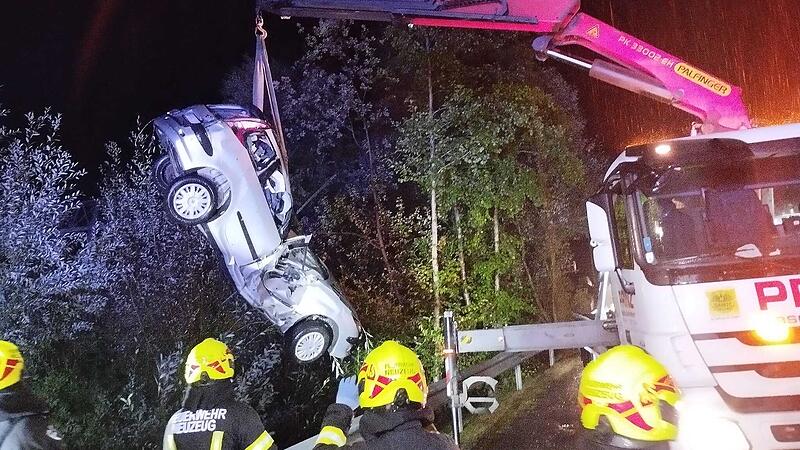 Schwerer Unfall in Sierning: Pkw entwurzelte Baum und landete in Bach