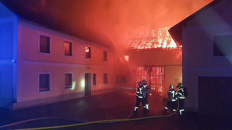 Ten fire brigades in action at a farm fire in Hirschbach