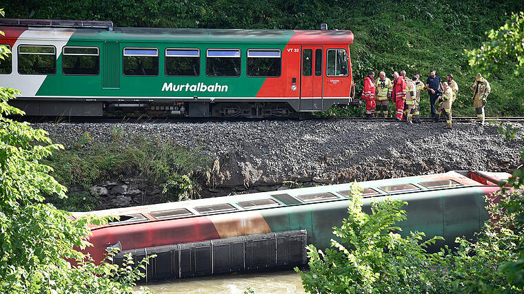 Murtalbahn-Waggon in die Mur gestürzt