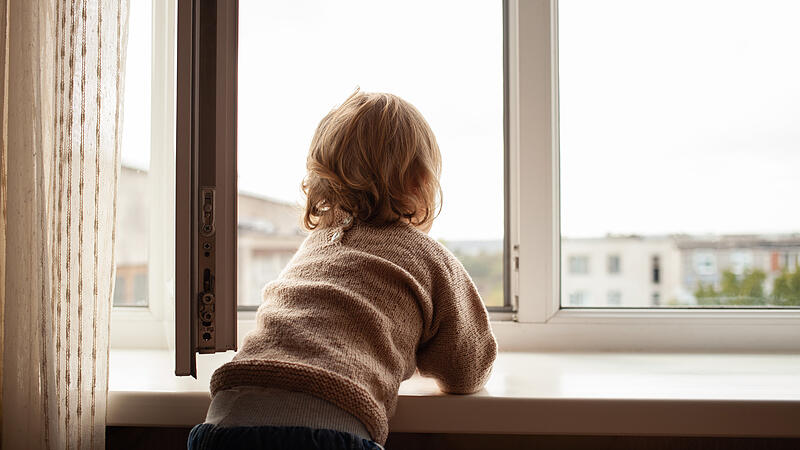 Acht Kinder stürzten 2023 in Österreich aus Fenstern.