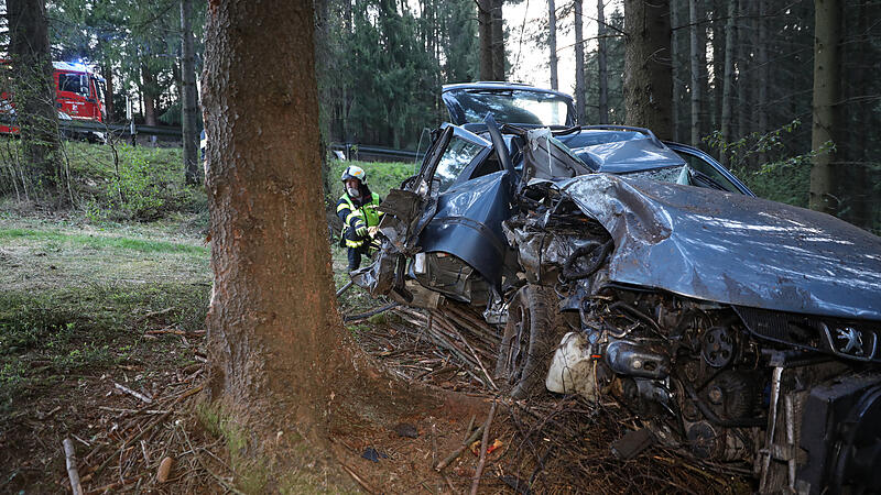 Nach Party gegen Baum geprallt: Beifahrer (15) tot