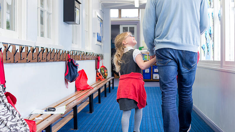 Eltern als Vorbilder: Handypause beim Abholen der Kinder aus Kindergärten