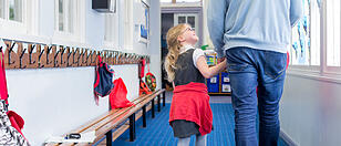 Eltern als Vorbilder: Handypause beim Abholen der Kinder aus Kindergärten