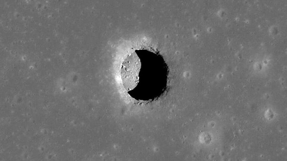 Höhle im Mond