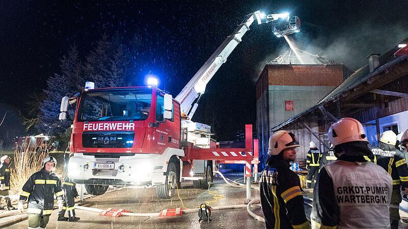 Fast 200 Einsatzkräfte löschten Feuer bei Hackschnitzelsilo in Wartberg