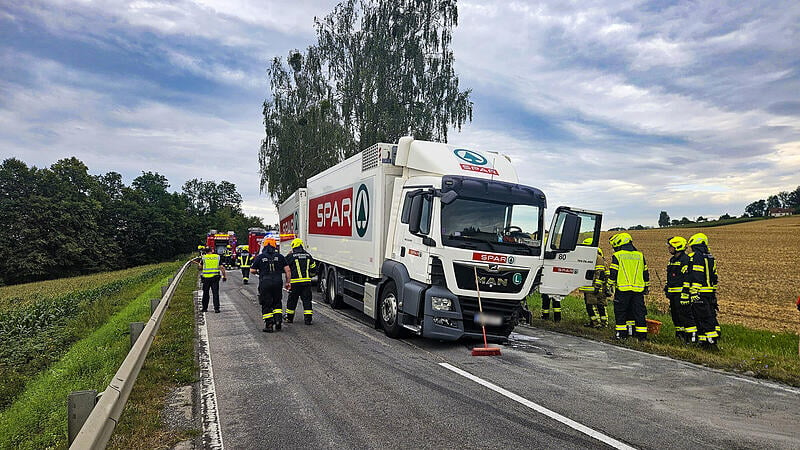 PKW-Lenker prallte gegen LKW – 1 Schwerverletzter