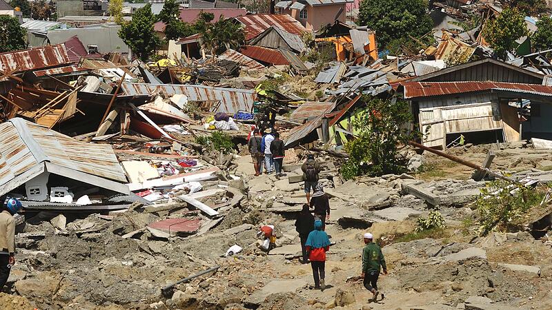 Palu in Indonesien von 6-Meter-Welle überrollt