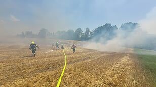Feldbrand in Niederwaldkirchen: Feuerwehr verhindert Schlimmeres