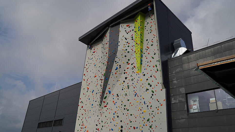 Kletterwand auf Firmenfassade