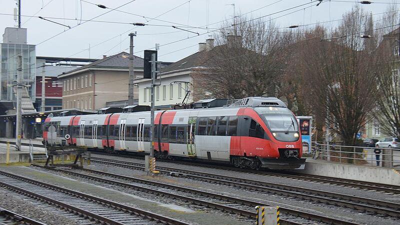 Bus fährt S-Bahn um Nasenlänge davon