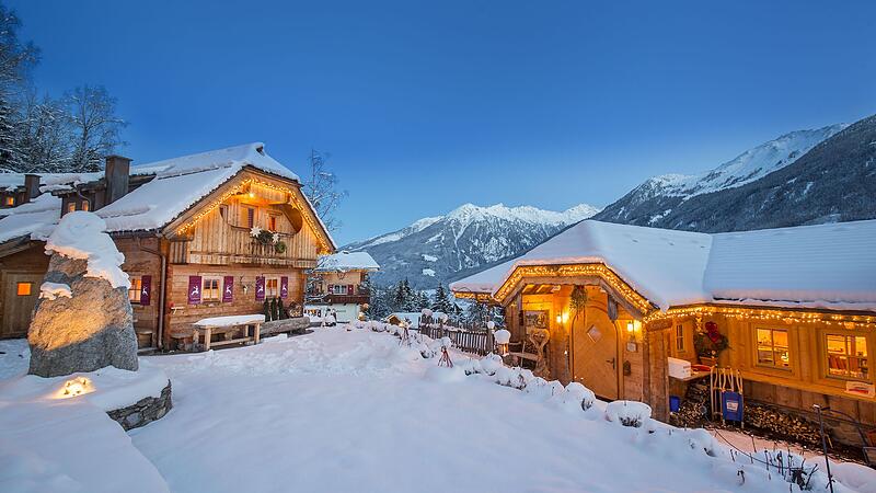 Naturdorf-Hüttenwinter mit Familie und Hund