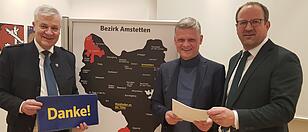 LAbg. Anton Kasser, Bezirksparteichef Hanger und Parteimanager Ebner vor einer noch immer tiefschwarzen Landkarte.