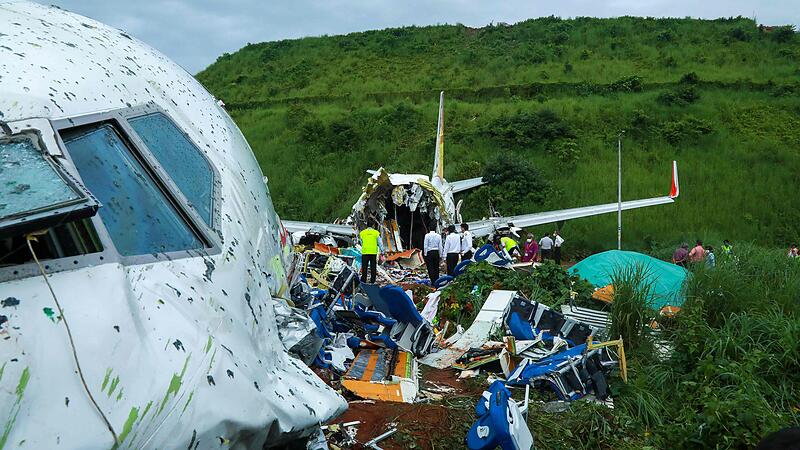 Flugzeug bei Landung in Indien verunglückt