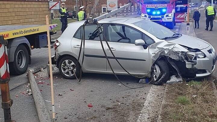 Freindorf: Auto gegen Straßenlaterne geprallt