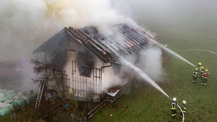 Großbrand in Fornach: Landwirtschaftsliches Gebäude in Flammen