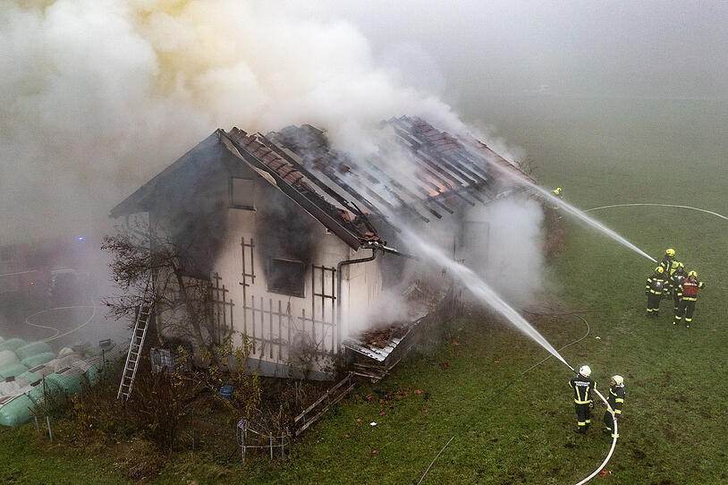 Großbrand in Fornach: Landwirtschaftsliches Gebäude in Flammen