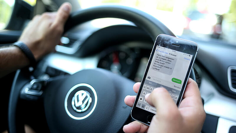 Des Lenkers Blick aufs Handy wird zunehmend zur Gefahr im Verkehr