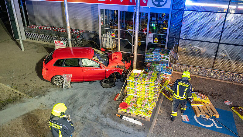 Autolenker fuhr gegen Supermarkt