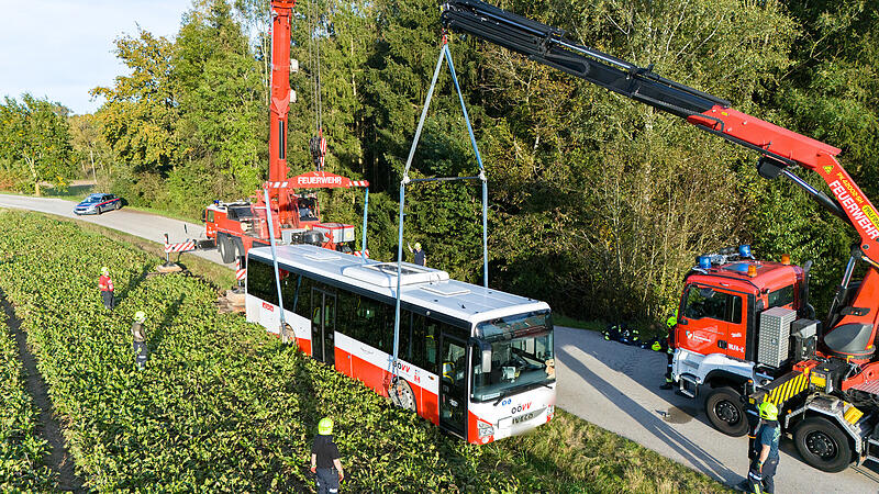 Erfolgreiche Bergung eines Busses durch die Feuerwehren