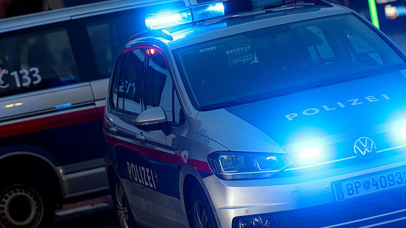 foto: volker weihbold fussball linzer derby blau weiss linz lask donauparkstadion polizei einsatz blaulicht