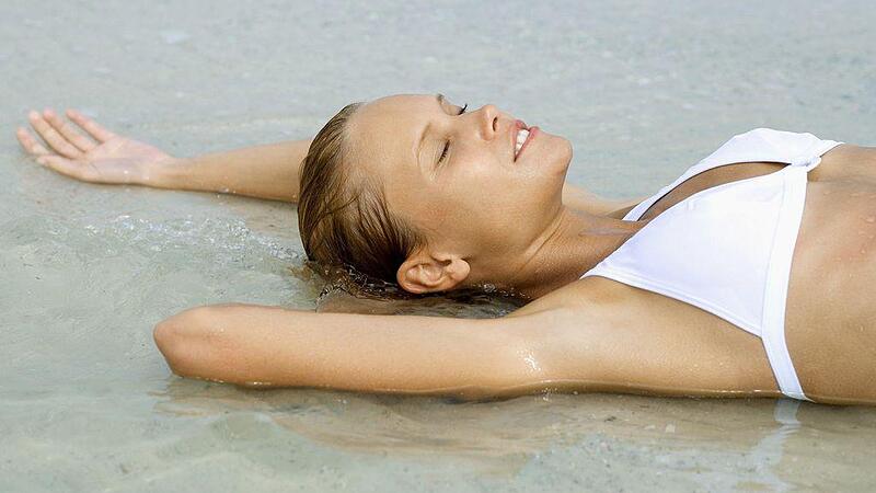 Achtung, weißer Hautkrebs Strand Wasser Urlaub