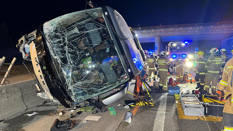 Reisebus kippte um: Zehn Verletzte