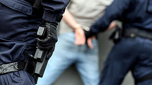 foto: VOLKER WEIHBOLD festnahme polizei einsatz handschellen