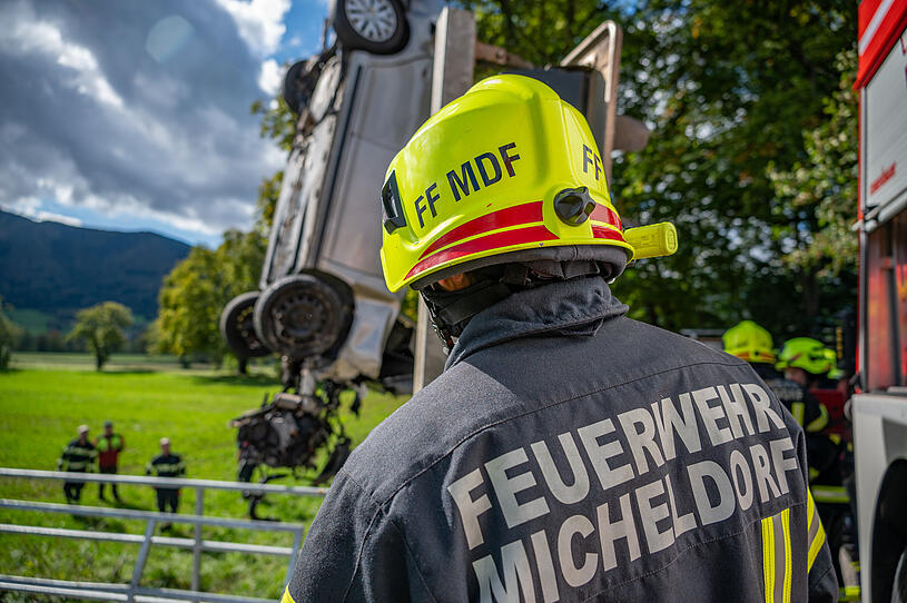 Auto kollidiert mit Zug