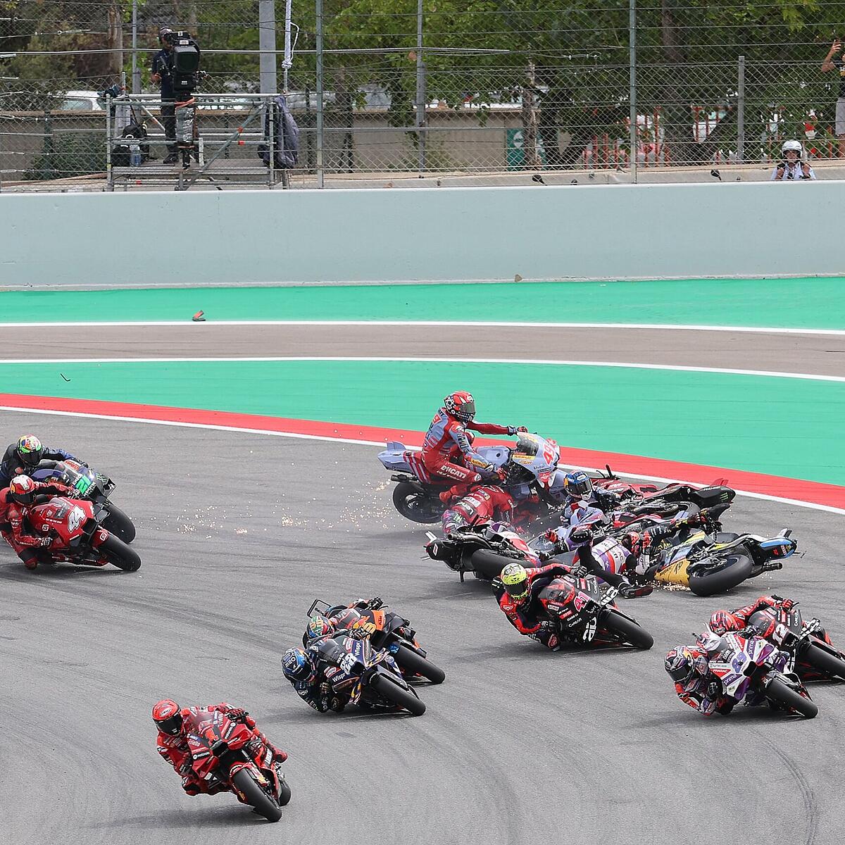 Schwerer Crash bei MotoGP in Katalonien, Espargaro triumphierte Nachrichten.at
