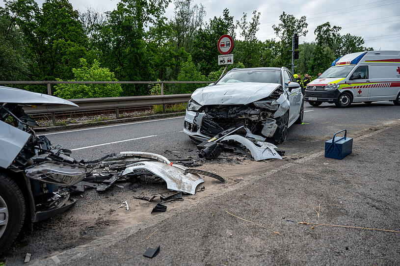 Verkehrsunfall im Bereich der Donaubrücke: Sechs Personen verletzt