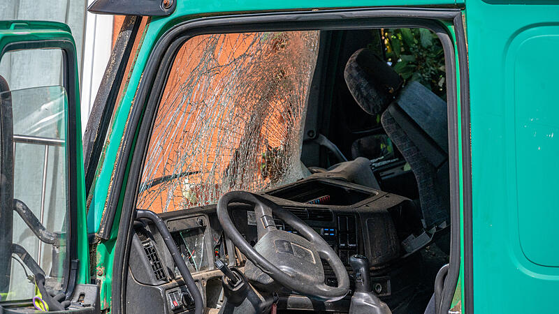 Lkw prallte in Nußbach gegen Hausmauer