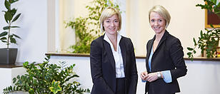 Ulrike Steiner (li) und Birgit Eiselsberg, Geschäftsführerinnen Schulmeister Management Consulting, Linz