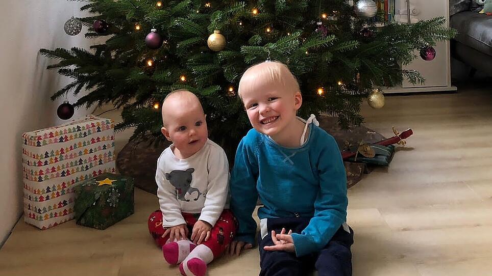 Jonah  und Maralena vor dem Weihnachtsbaum