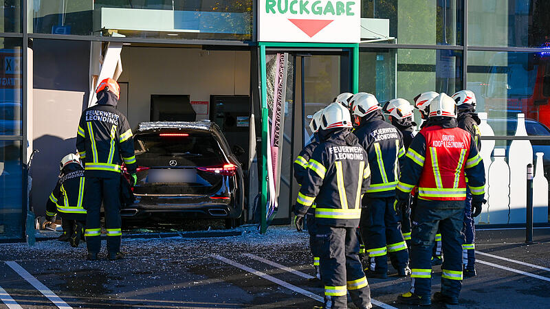 Auto kracht in Pfandrückgaberaum, Supermarkt-Filiale in Leonding