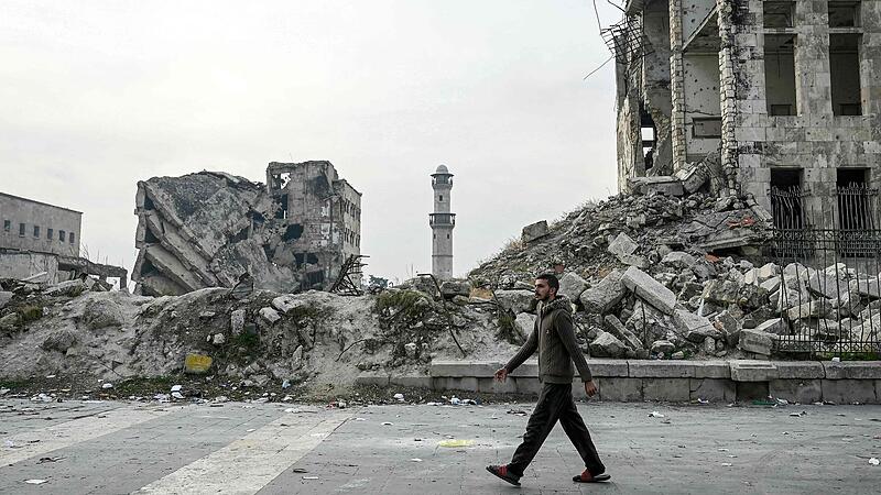 Zerstörte Gebäude in der nordsyrischen Stadt Aleppo, im Hintergrund die mittelalterliche Zitadelle