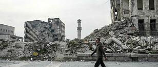 Zerstörte Gebäude in der nordsyrischen Stadt Aleppo, im Hintergrund die mittelalterliche Zitadelle