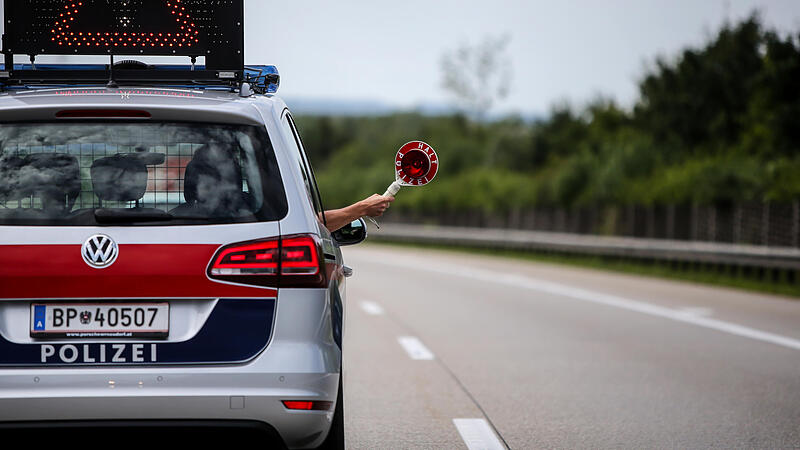 Polizeikontrolle Autobahn Polizei Halt Stopp Kontrolle