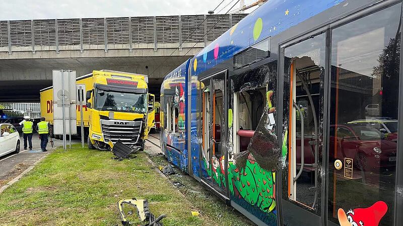 Im Bereich der Wiener Straße kollidierte ein Lastwagen mit einer Straßenbahn.