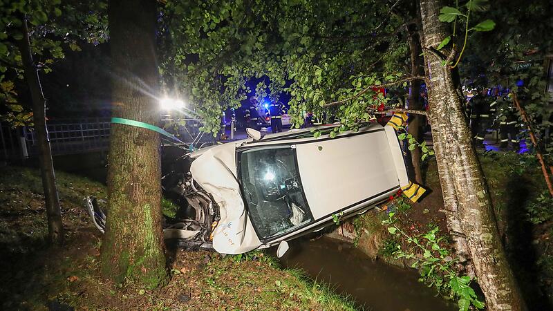 Taxilenker stürzte mit Fahrzeug in einen Bach