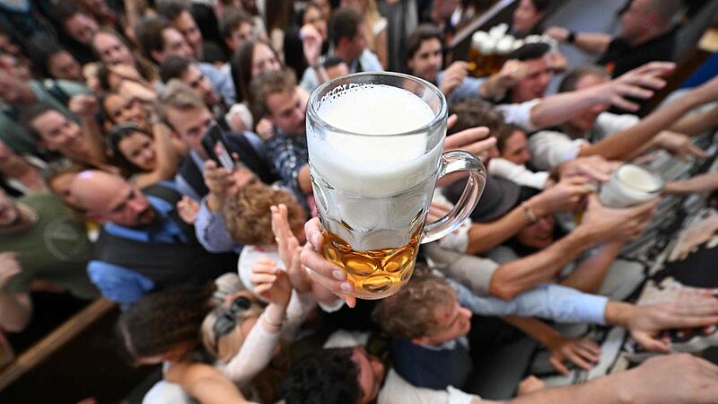 TOPSHOT-GERMANY-BEER-FESTIVAL-OKTOBERFEST