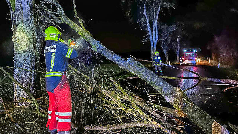 Sturmfront über Oberösterreich forderte Feuerwehren im gesamten Bundesland