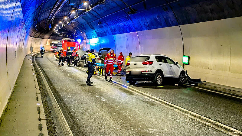 Nächtlicher Unfall in Mona-Lisa-Tunnel in Linz