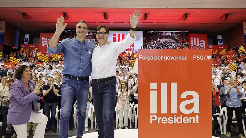 Spaniens Premier Pedro Sanchez (l.), Kataloniens Sozialistenchef Salvador Illa