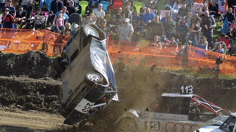 Stockcar-Fahrer biegen in die Zielgerade ein