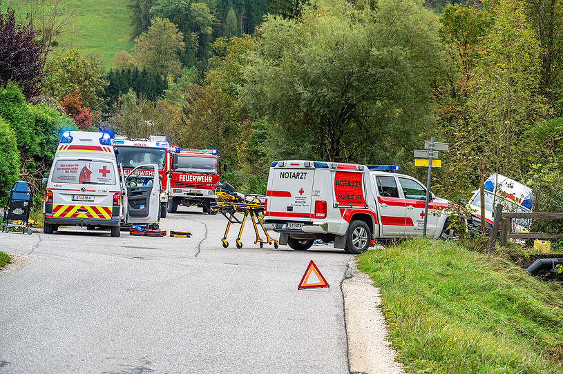 Rettungsfahrzeug prallte gegen Brückenkopf